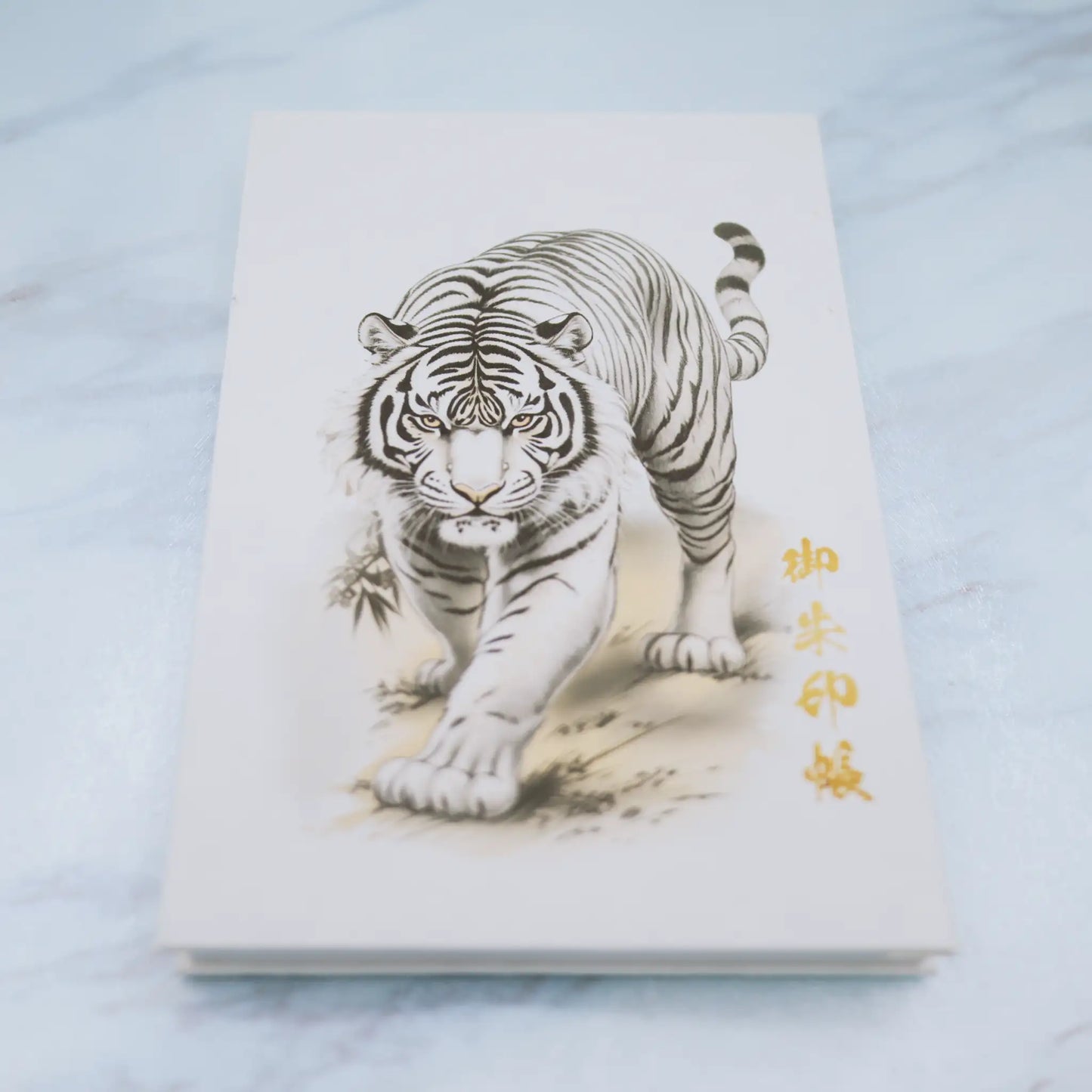 【縦向き御朱印帳-白虎7】正面下からの煽りアングル写真