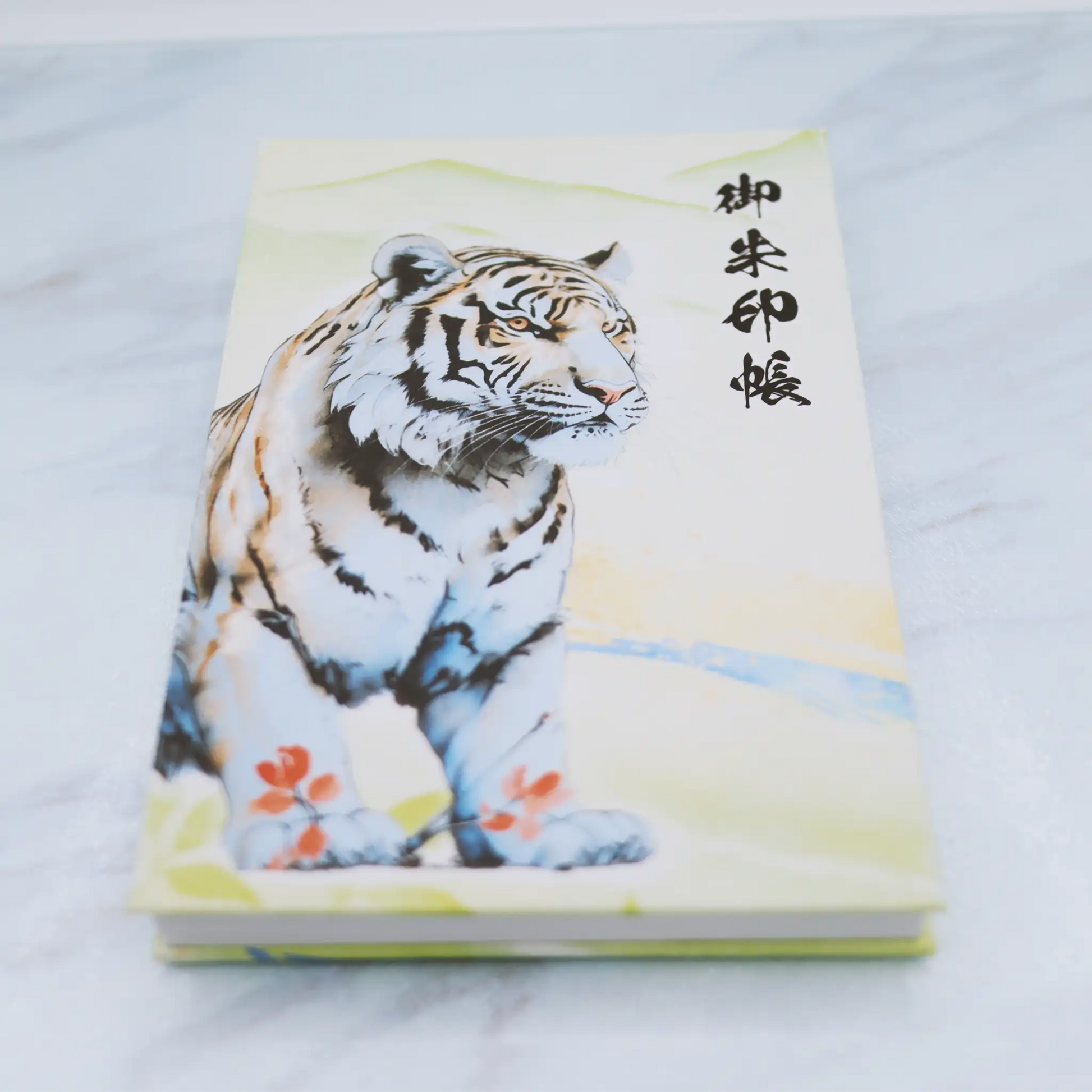 【縦向き御朱印帳-白虎5】正面下から煽りアングルの写真