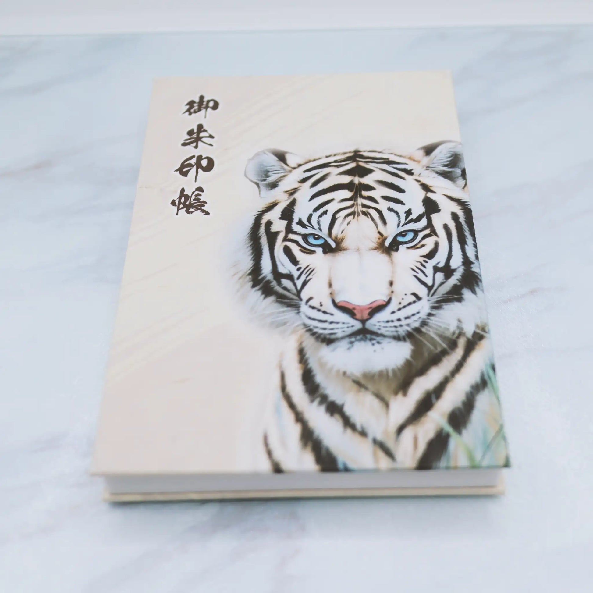 【縦向き御朱印帳-白虎6】正面下から煽りアングル写真
