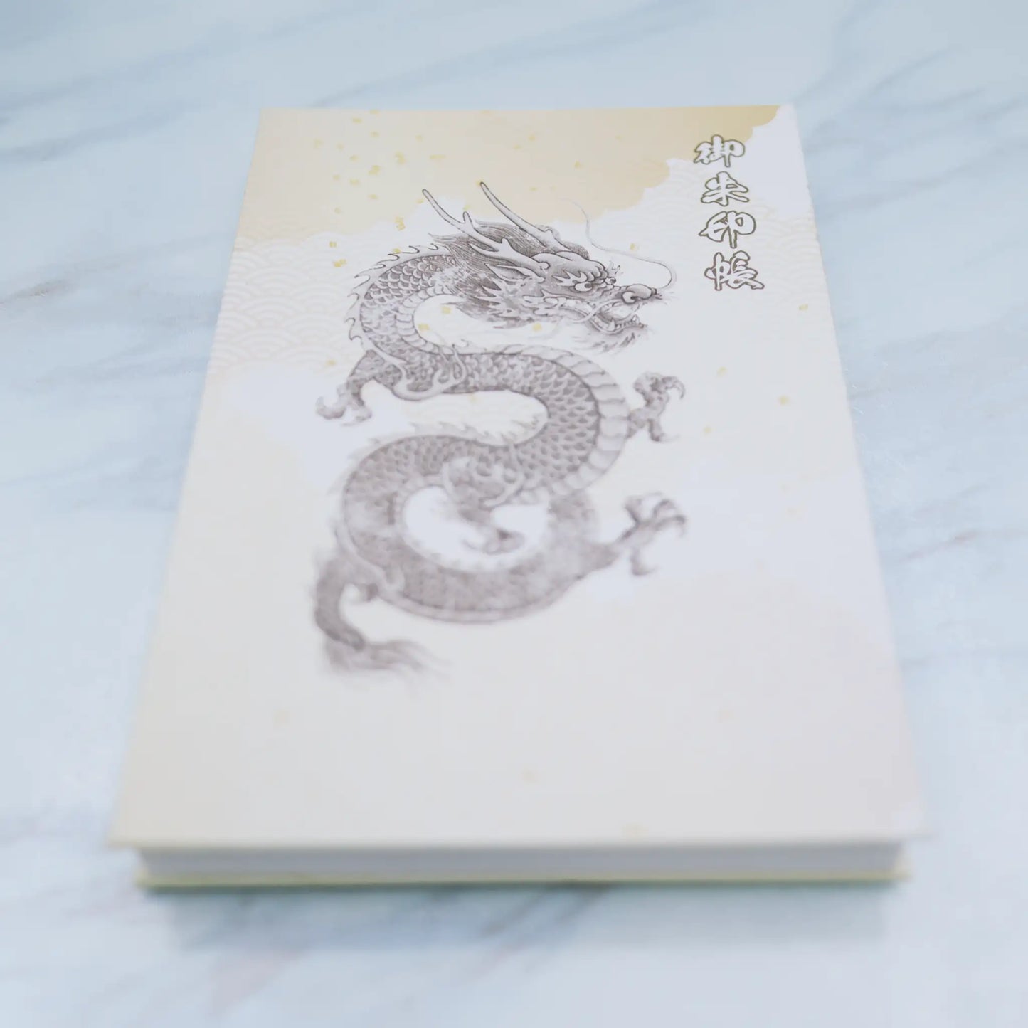 【縦向き御朱印帳-龍神5】正面下からの煽りアングル写真
