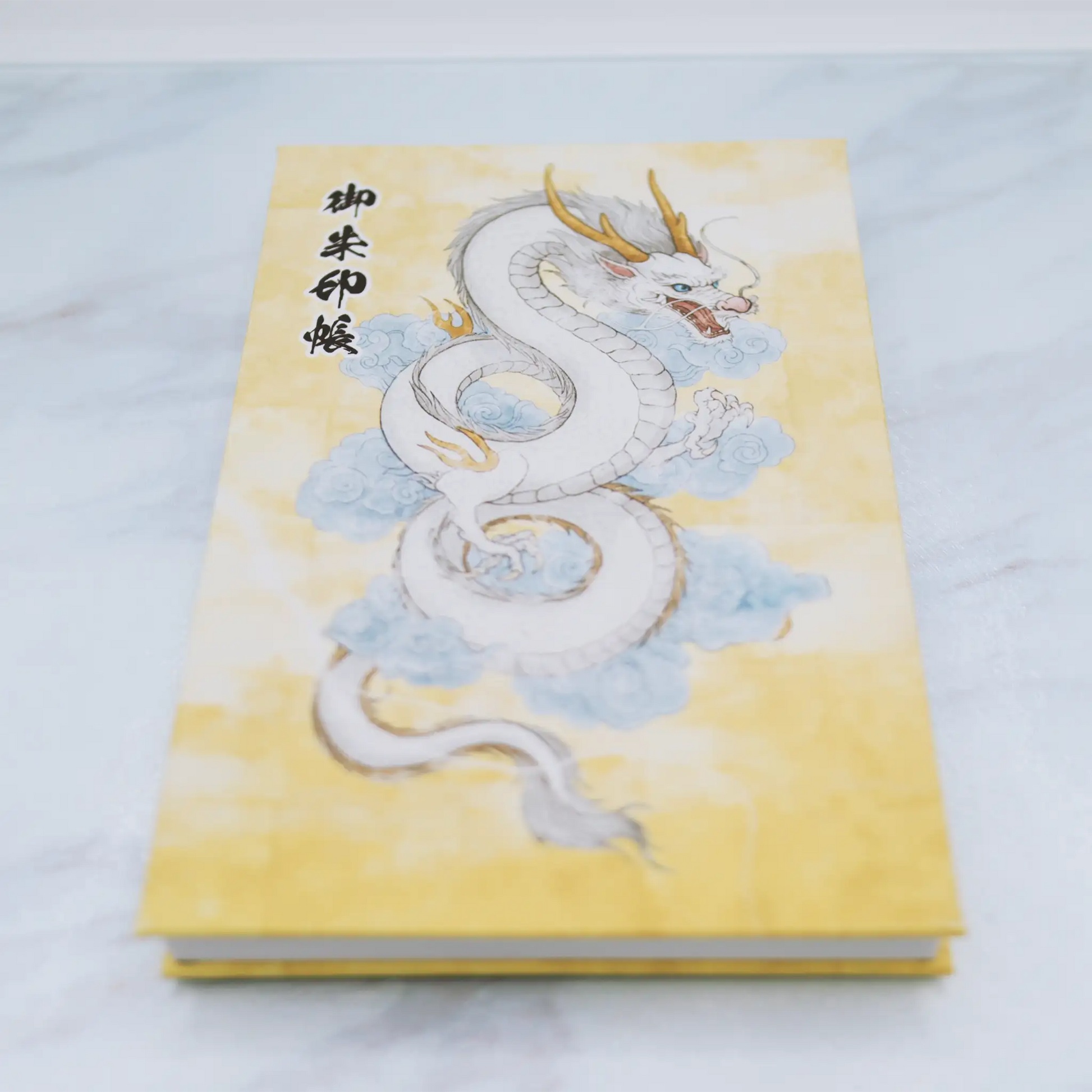 【縦向き御朱印帳-龍神20】正面下からの煽りアングル写真