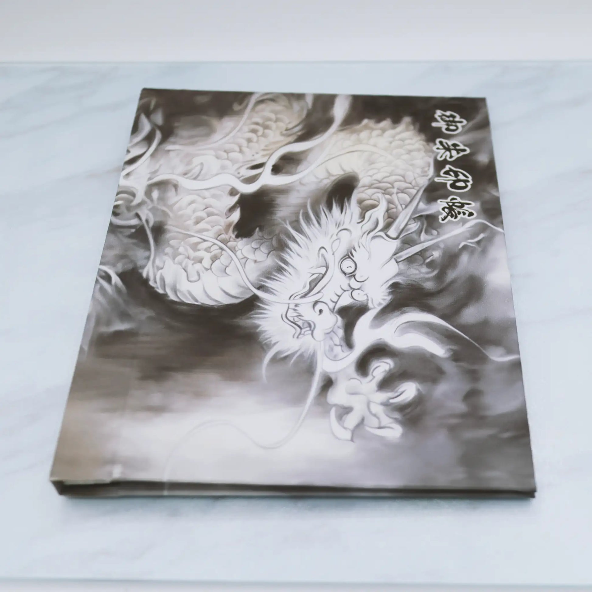 【和紙版-書き置き御朱印帳-龍神2】正面下から煽りのアングル写真